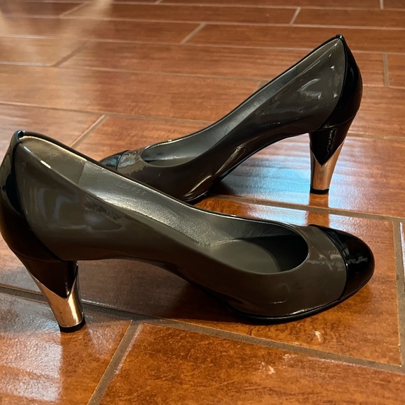 Chanel Black and Gray Heels with Sophisticated Two-Tone Design - Picture 6 of 12